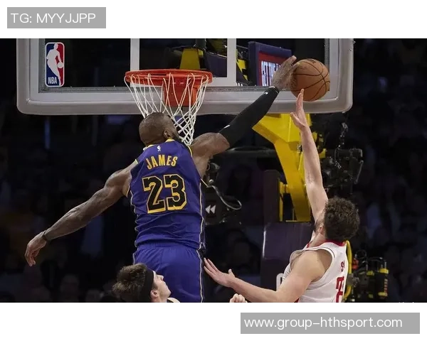 詹姆斯助力落选秀里夫斯展现团队精神乔丹科比难以做到的无私行为 詹姆斯助力落选秀里夫斯展现团队精神乔丹科比难以做到的无私行为