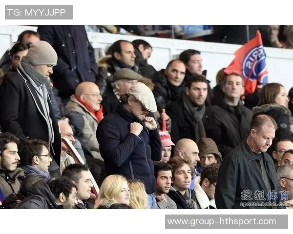 女友现场观战克莱表现失常末节未上场仅得8分失误2次令人失望 女友现场观战克莱表现失常末节未上场仅得8分失误2次令人失望