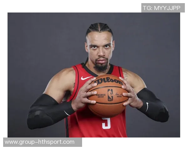 狄龙与火箭球员深情拥抱展现真爱情怀温暖全场 狄龙与火箭球员深情拥抱展现真爱情怀温暖全场