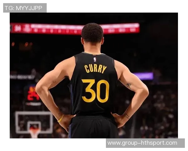 理查德成为球队历史第三位新秀单场30分5三分与库里穆迪并肩前行